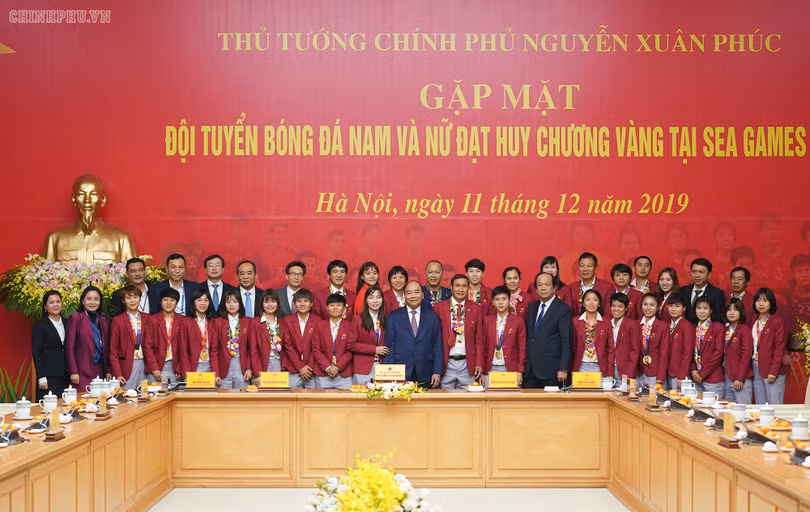 Hình ảnh Thủ tướng Nguyễn Xuân Phúc gặp các đội tuyển bóng đá Việt Nam