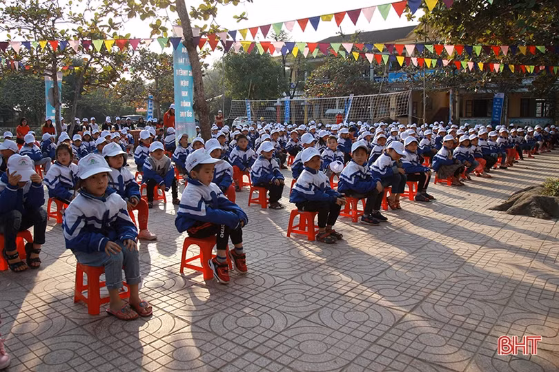 Học sinh Hà Tĩnh thích thú với “Trường tiểu học chung tay tiết kiệm điện”