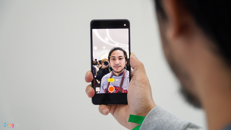 Smartphone đầu tiên có camera dưới màn hình, bỏ hết cổng kết nối