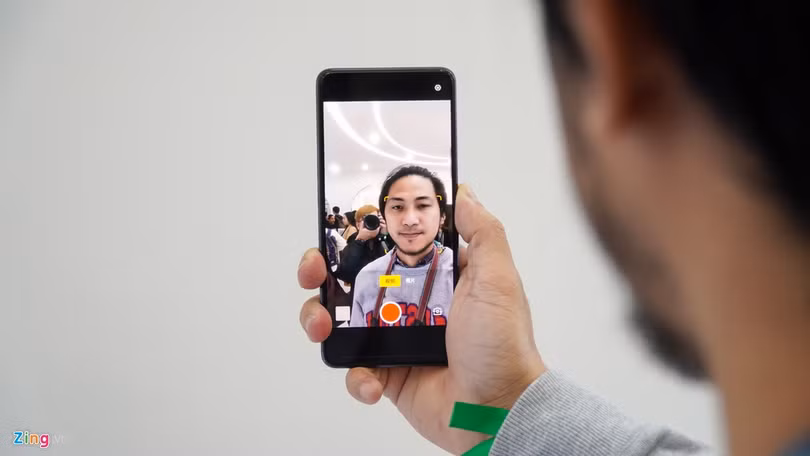 Smartphone đầu tiên có camera dưới màn hình, bỏ hết cổng kết nối