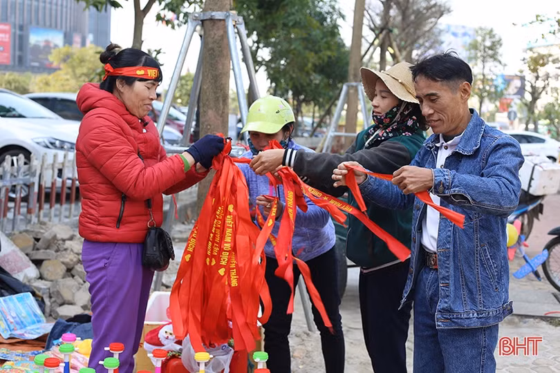 Người hâm mộ Hà Tĩnh dựng màn hình lớn, chuẩn bị cờ đỏ sao vàng tiếp lửa U22 Việt Nam