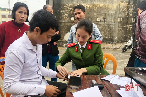 Công an huyện Cẩm Xuyên đến tận nhà làm CMND cho người dân