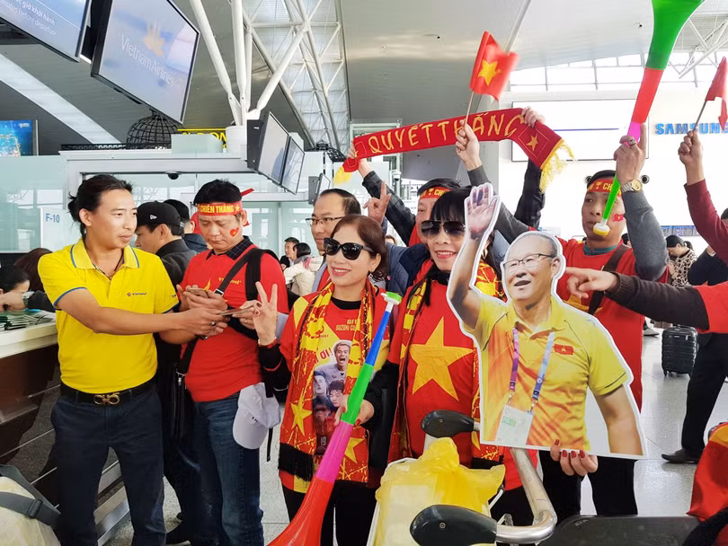 Hàng trăm cổ động viên nhuộm đỏ sân bay Nội Bài cổ vũ U22 Việt Nam