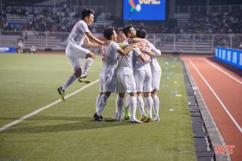 Cổ động viên Hà Tĩnh vỡ òa với chiến thắng lịch sử của U22 Việt Nam