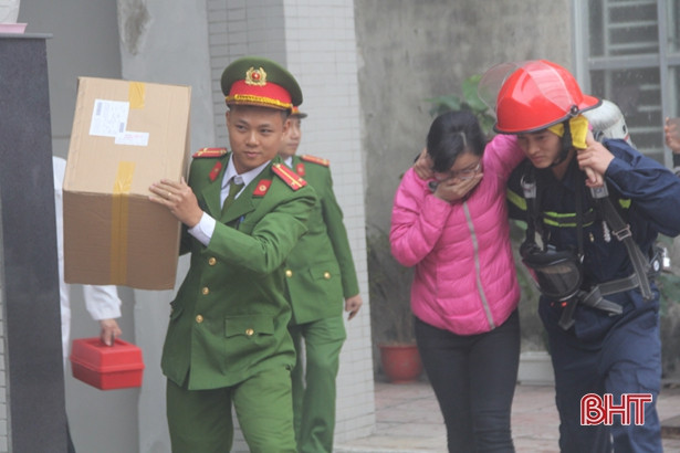 Diễn tập phương án khi có cháy tại Bảo Việt nhân thọ Hà Tĩnh