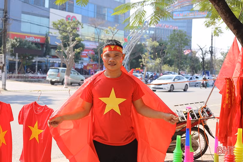 Người hâm mộ Hà Tĩnh dựng màn hình lớn, chuẩn bị cờ đỏ sao vàng tiếp lửa U22 Việt Nam