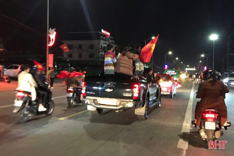 Người hâm mộ Hà Tĩnh mừng chiến thắng của thầy trò Park Hang Seo