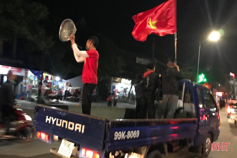 Người hâm mộ Hà Tĩnh mừng chiến thắng của thầy trò Park Hang Seo