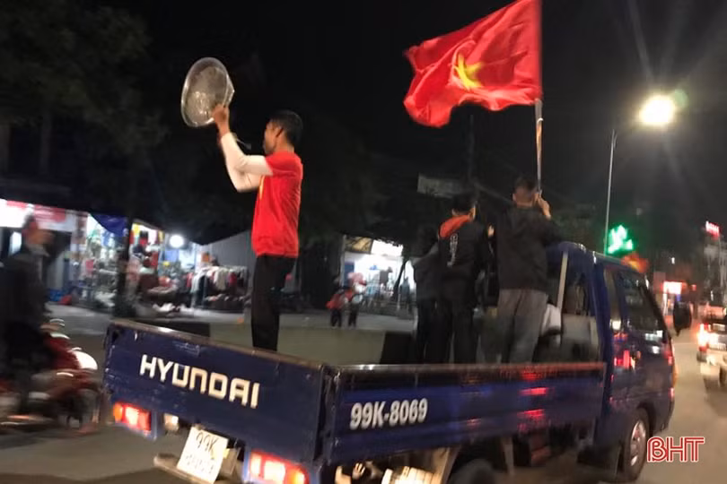 Người hâm mộ Hà Tĩnh mừng chiến thắng của thầy trò Park Hang Seo