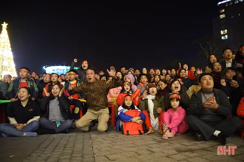 Cổ động viên Hà Tĩnh vỡ òa với chiến thắng lịch sử của U22 Việt Nam