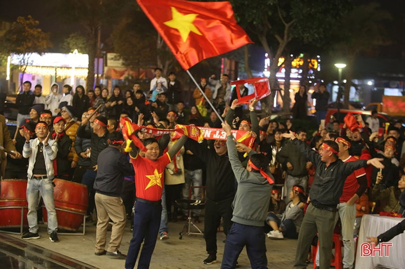 Cổ động viên Hà Tĩnh vỡ òa với chiến thắng lịch sử của U22 Việt Nam
