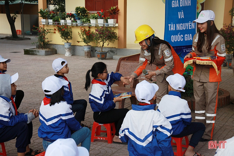 Học sinh Hà Tĩnh thích thú với “Trường tiểu học chung tay tiết kiệm điện”