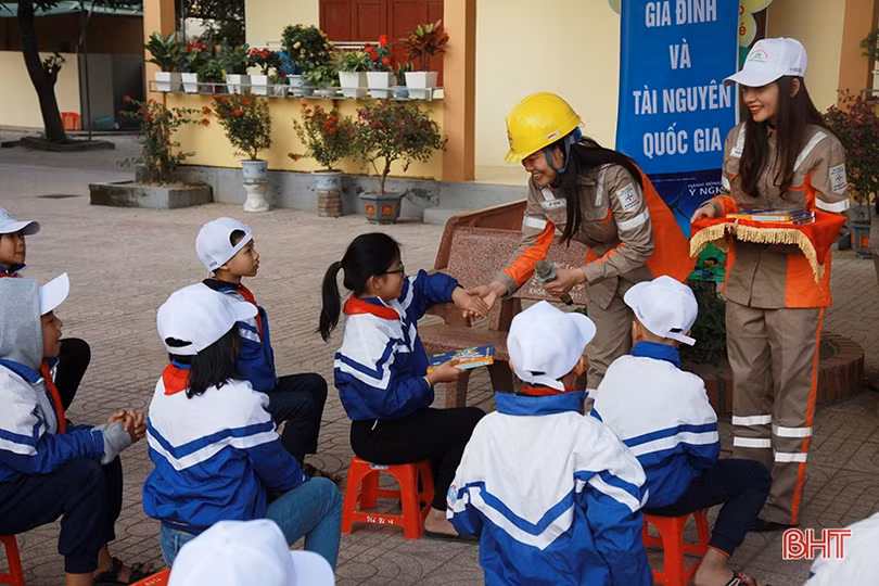 Học sinh Hà Tĩnh thích thú với “Trường tiểu học chung tay tiết kiệm điện”