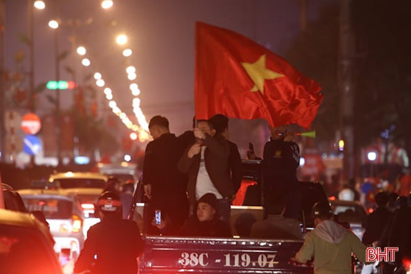 Người hâm mộ Hà Tĩnh mừng chiến thắng của thầy trò Park Hang Seo