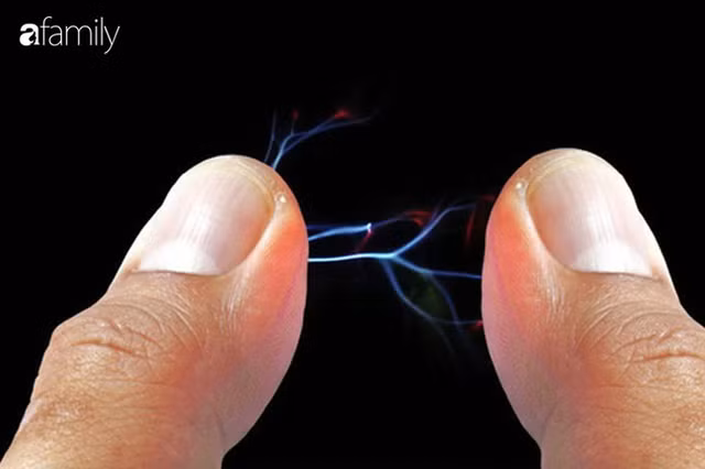 Vì sao con người thường gặp hiện tượng tĩnh điện rõ nét vào mùa đông?