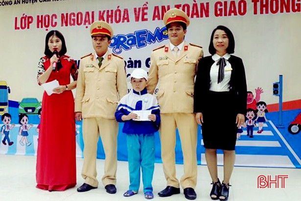 Gần 1.000 học sinh ở Cẩm Xuyên thích thú với mèo Doraemon ATGT