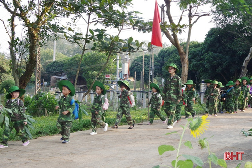 Cô trò Hà Tĩnh trải nghiệm “chúng em làm chiến sỹ biên phòng”