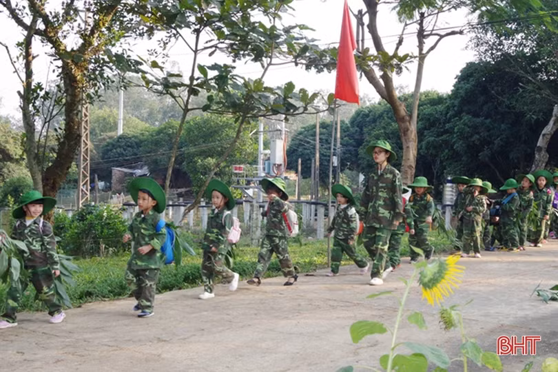 Cô trò Hà Tĩnh trải nghiệm “chúng em làm chiến sỹ biên phòng”
