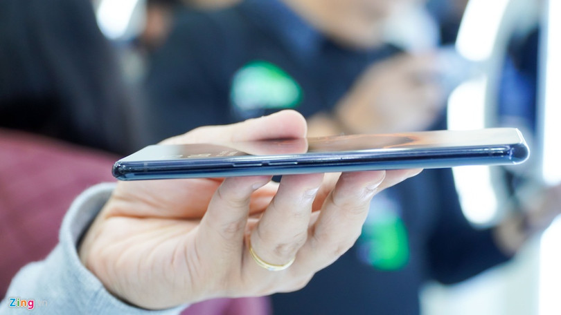 Smartphone đầu tiên có camera dưới màn hình, bỏ hết cổng kết nối