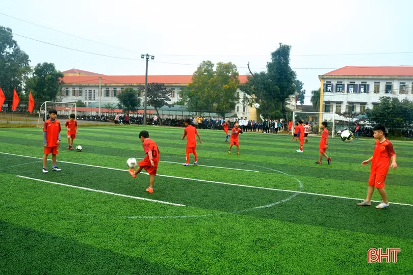 Khai mạc lớp bóng đá U10, U11 đầu tiên tại thị xã Kỳ Anh