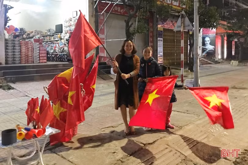 Người hâm mộ Hà Tĩnh mừng chiến thắng của thầy trò Park Hang Seo