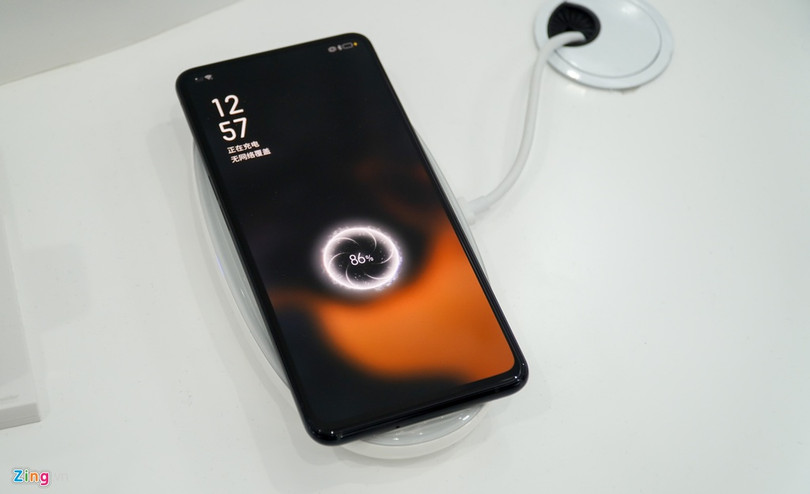 Smartphone đầu tiên có camera dưới màn hình, bỏ hết cổng kết nối