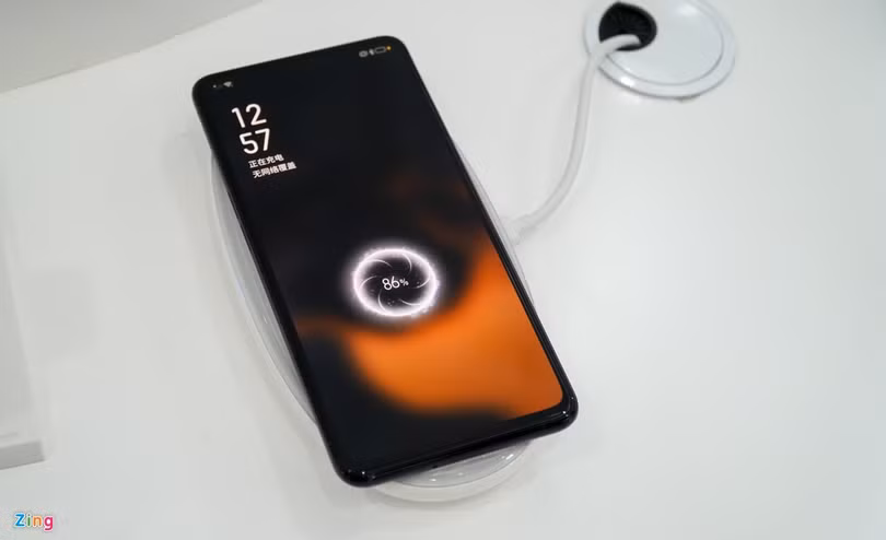 Smartphone đầu tiên có camera dưới màn hình, bỏ hết cổng kết nối