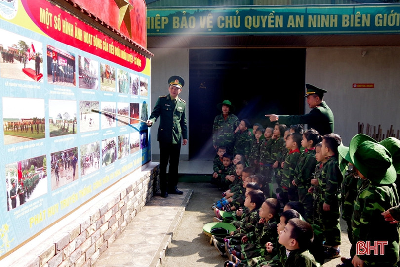 Cô trò Hà Tĩnh trải nghiệm “chúng em làm chiến sỹ biên phòng”