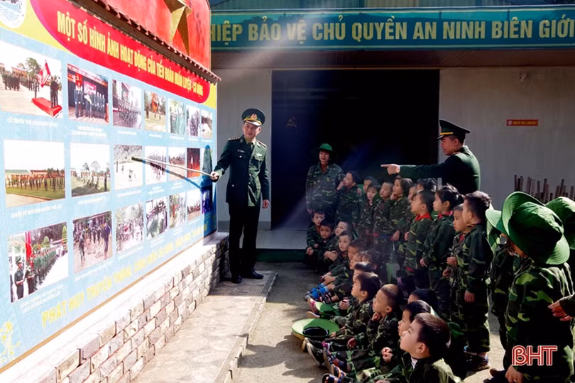 Cô trò Hà Tĩnh trải nghiệm “chúng em làm chiến sỹ biên phòng”