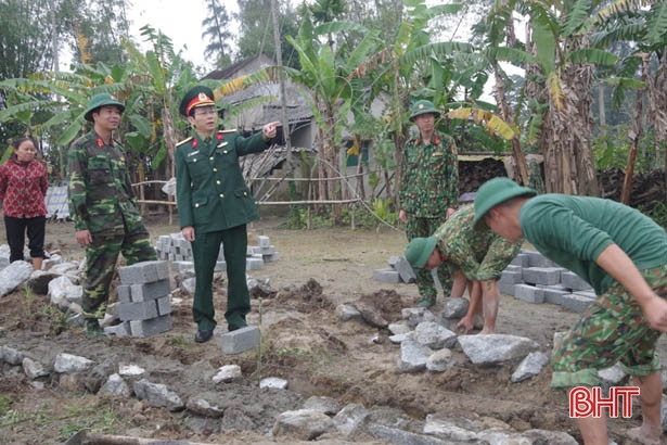 Tranh thủ ngày nghỉ, bộ đội Hà Tĩnh về làng làm nông thôn mới
