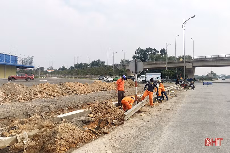 Cưỡng chế, đóng điểm đấu nối trái phép trên QL 1A - tuyến tránh TP Hà Tĩnh