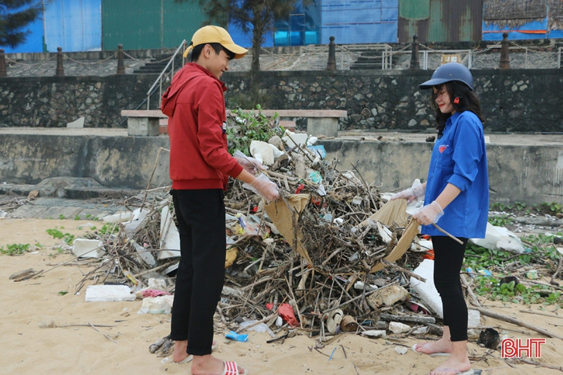 Hơn 150 đoàn viên thanh niên dọn vệ sinh làm sạch biển Thiên Cầm