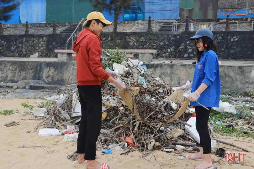 Hơn 150 đoàn viên thanh niên dọn vệ sinh làm sạch biển Thiên Cầm