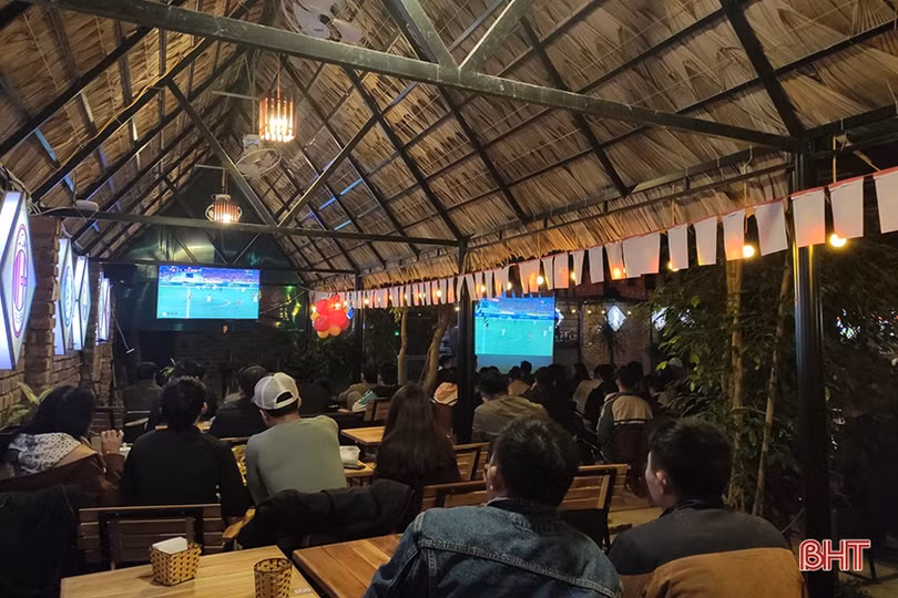 Cổ động viên Hà Tĩnh vỡ òa với chiến thắng lịch sử của U22 Việt Nam