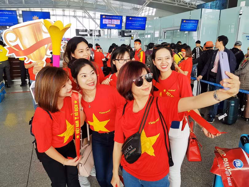 Hàng trăm cổ động viên nhuộm đỏ sân bay Nội Bài cổ vũ U22 Việt Nam