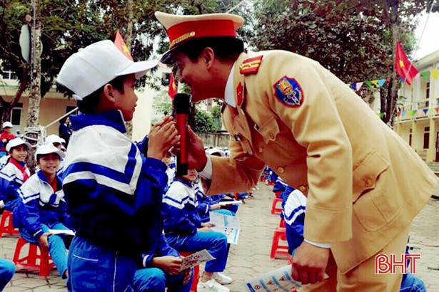 Gần 1.000 học sinh ở Cẩm Xuyên thích thú với mèo Doraemon ATGT