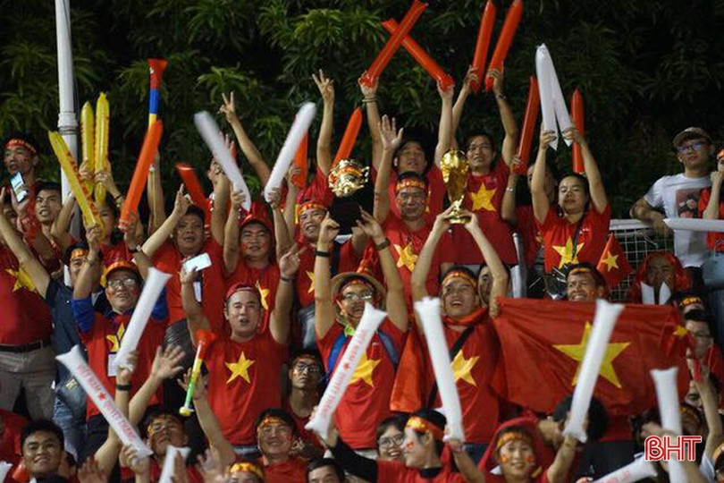 Cổ động viên Hà Tĩnh vỡ òa với chiến thắng lịch sử của U22 Việt Nam