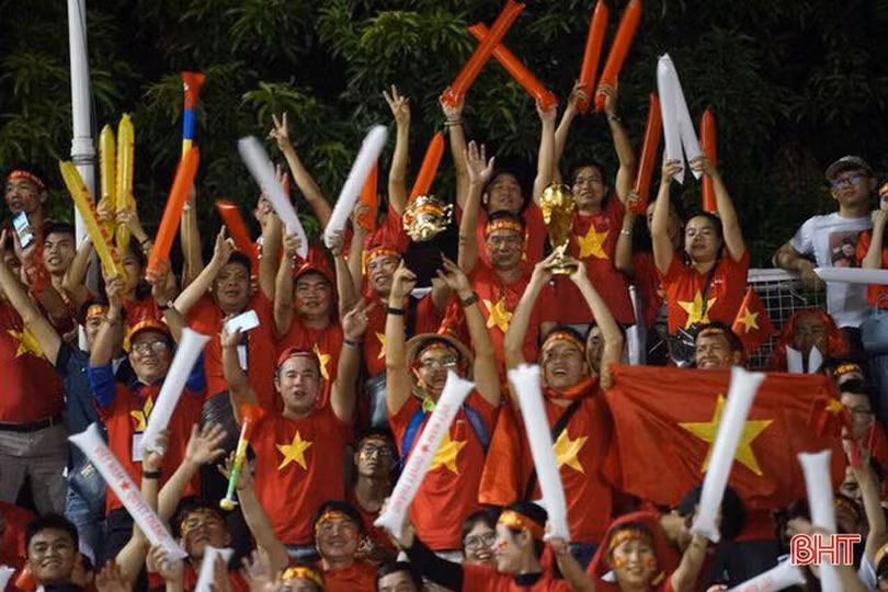 Cổ động viên Hà Tĩnh vỡ òa với chiến thắng lịch sử của U22 Việt Nam