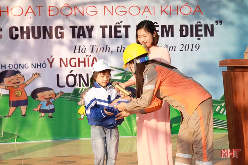 Học sinh Hà Tĩnh thích thú với “Trường tiểu học chung tay tiết kiệm điện”