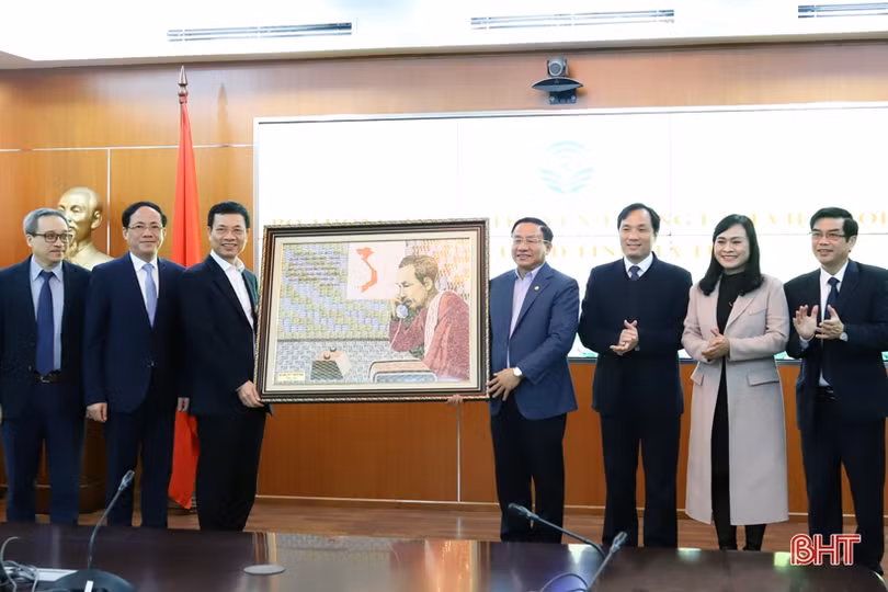 Đưa Hà Tĩnh vào nhóm địa phương phát triển chính quyền điện tử, đô thị thông minh, kinh tế số