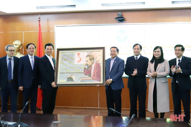 Đưa Hà Tĩnh vào nhóm địa phương phát triển chính quyền điện tử, đô thị thông minh, kinh tế số