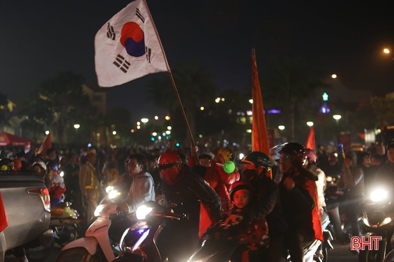 Người hâm mộ Hà Tĩnh mừng chiến thắng của thầy trò Park Hang Seo