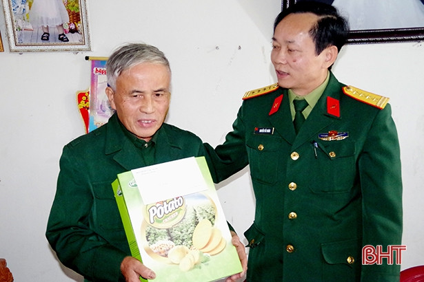 Lãnh đạo Bộ CHQS Hà Tĩnh tặng quà đối tượng chính sách