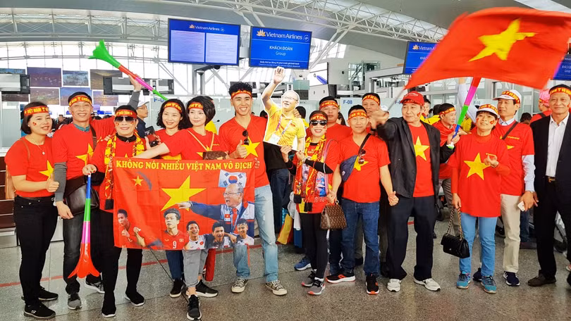 Hàng trăm cổ động viên nhuộm đỏ sân bay Nội Bài cổ vũ U22 Việt Nam
