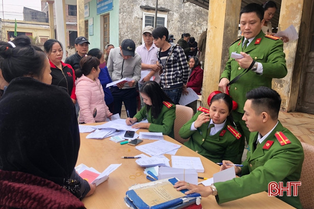 Công an huyện Cẩm Xuyên đến tận nhà làm CMND cho người dân