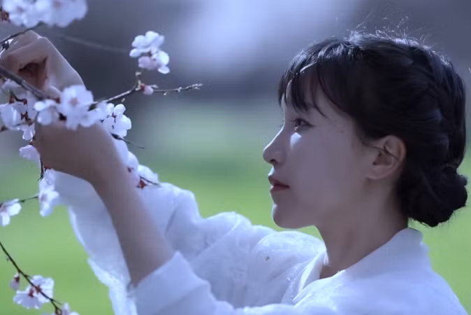 Lý Tử Thất trong một video quay tại huyện Bình Vũ, tỉnh Tứ Xuyên, Trung Quốc. Ảnh: Youtube/Li Ziqi. Vì sao thôn nữ Lý Tử Thất hút fan?