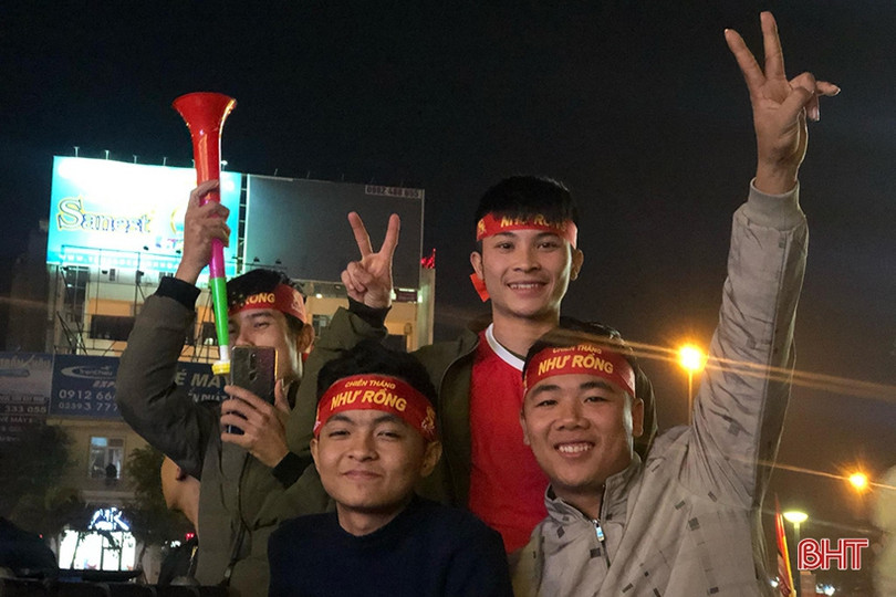 Cổ động viên Hà Tĩnh vỡ òa với chiến thắng lịch sử của U22 Việt Nam