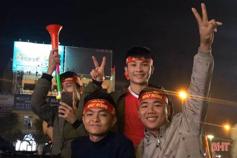 Cổ động viên Hà Tĩnh vỡ òa với chiến thắng lịch sử của U22 Việt Nam