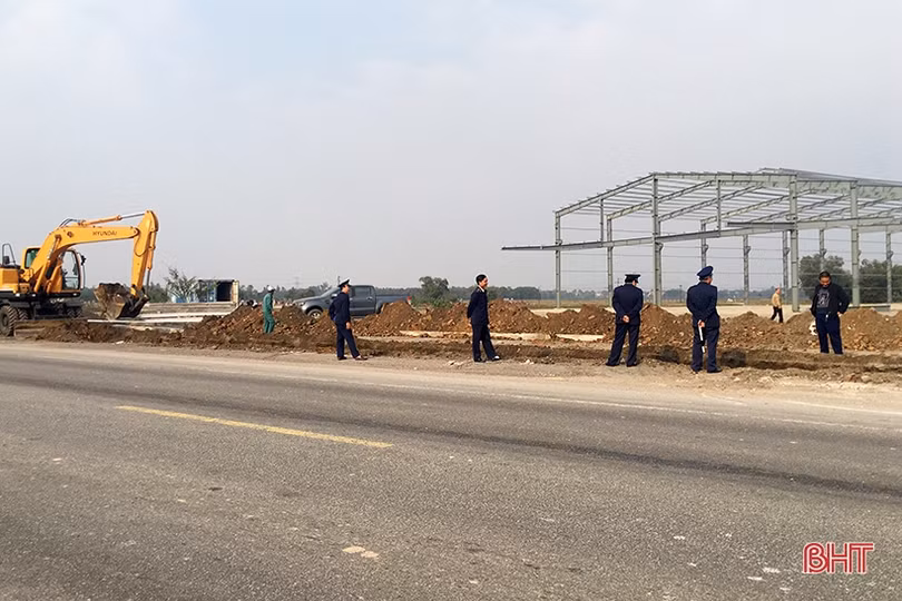 Cưỡng chế, đóng điểm đấu nối trái phép trên QL 1A - tuyến tránh TP Hà Tĩnh