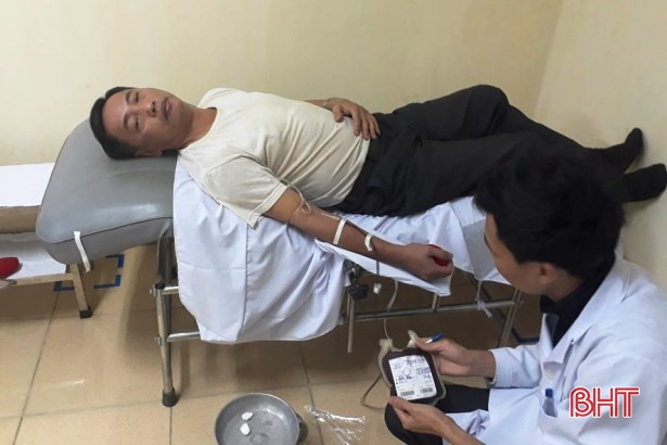 1h sáng, thầy giáo ở Hà Tĩnh lên bệnh viện hiến máu hiếm cứu người